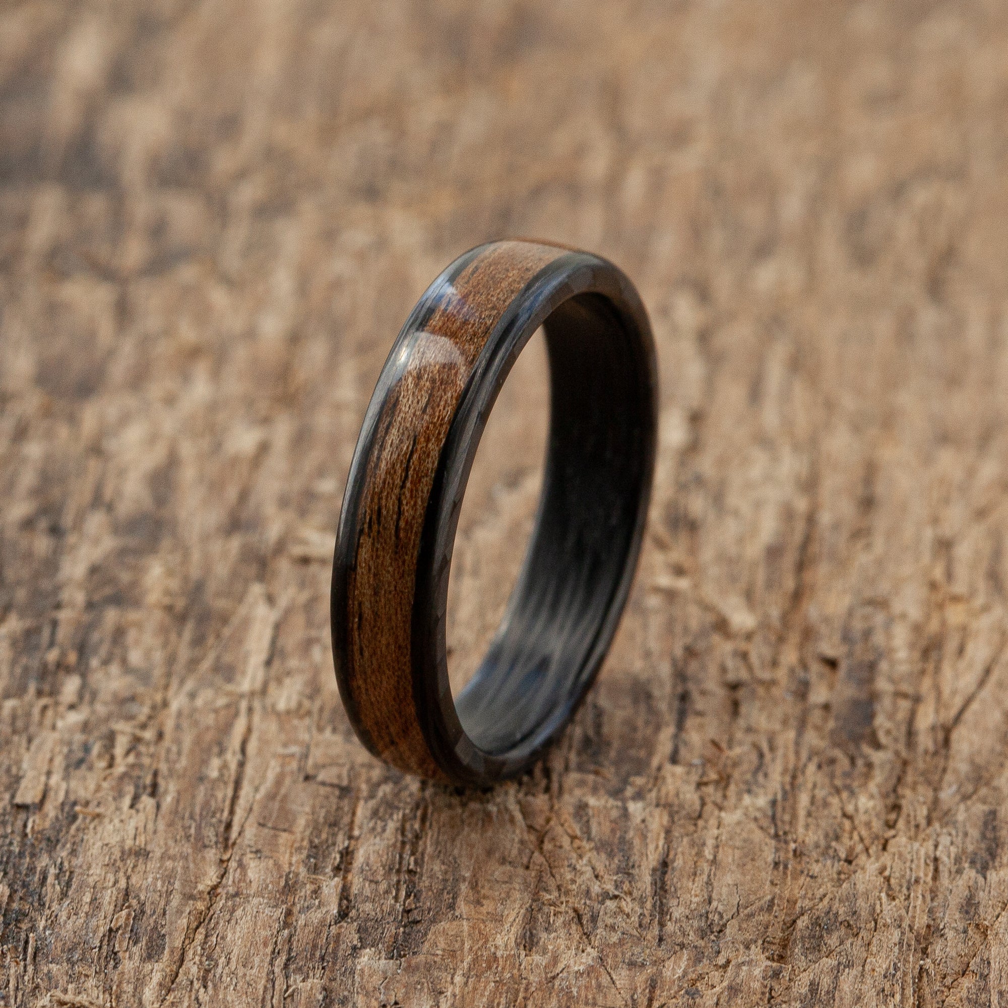 Bague en bois cintré marron carbone | Bande en bois fait main unique