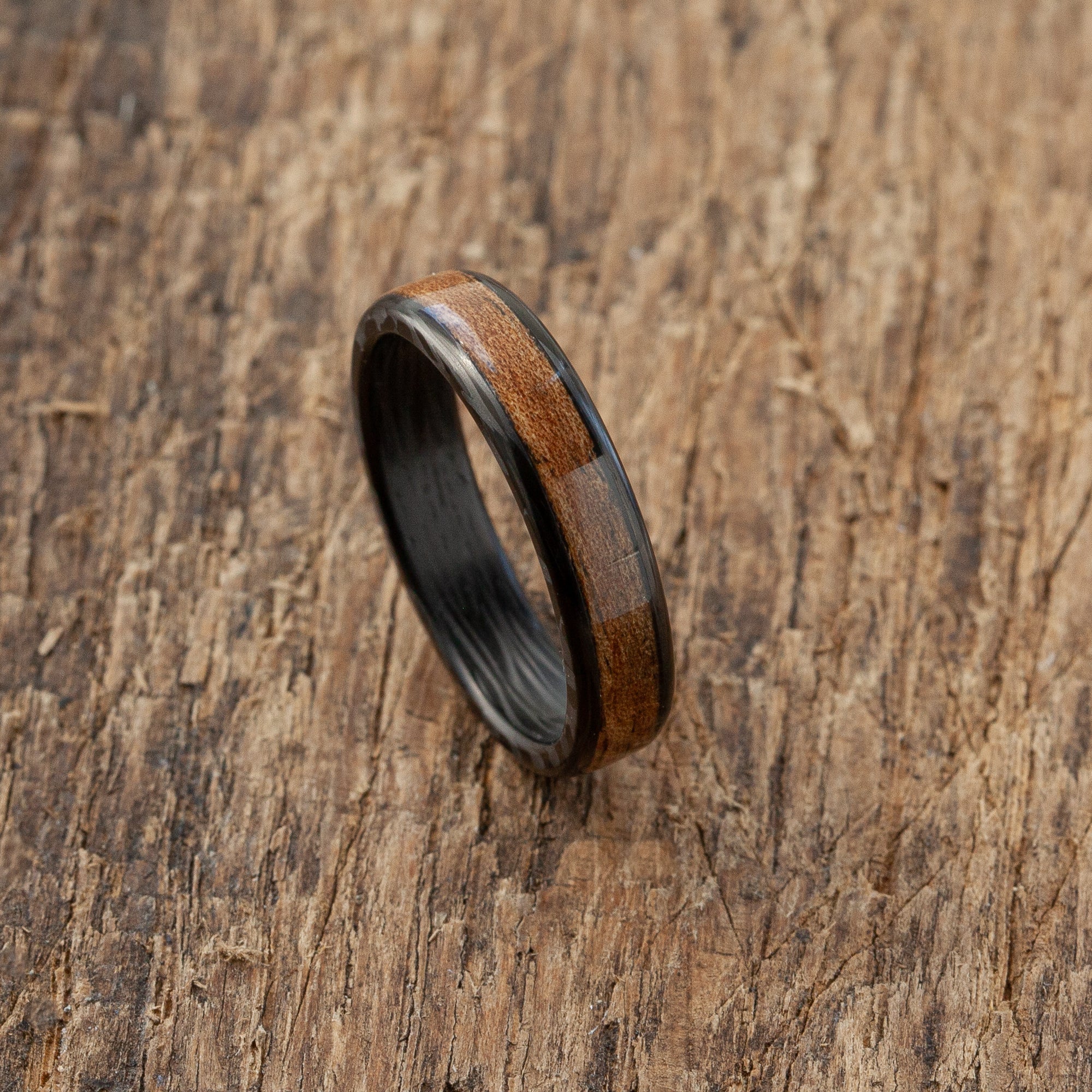 Bague en bois cintré marron carbone | Bande en bois fait main unique