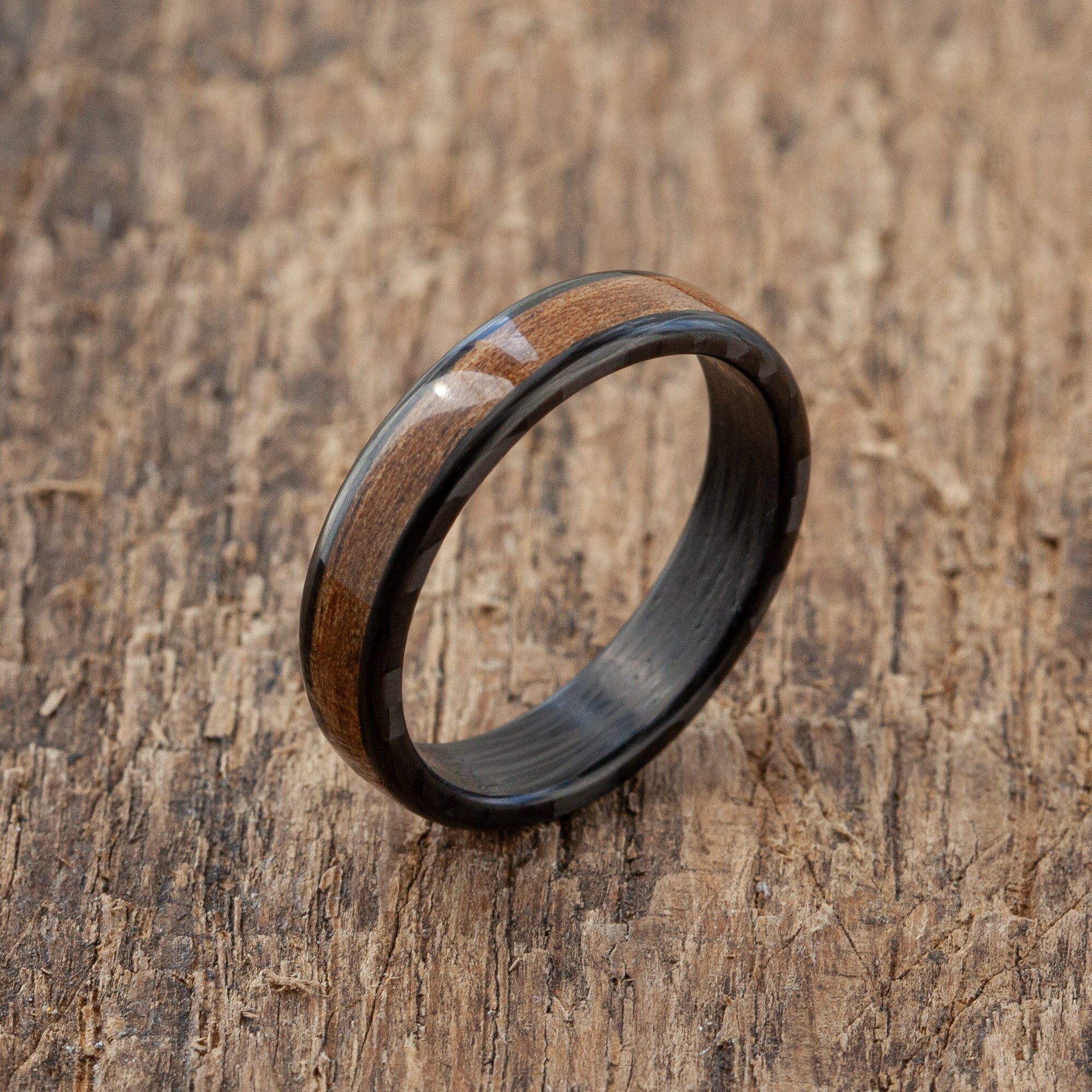 Bague en bois cintré marron carbone | Bande en bois fait main unique