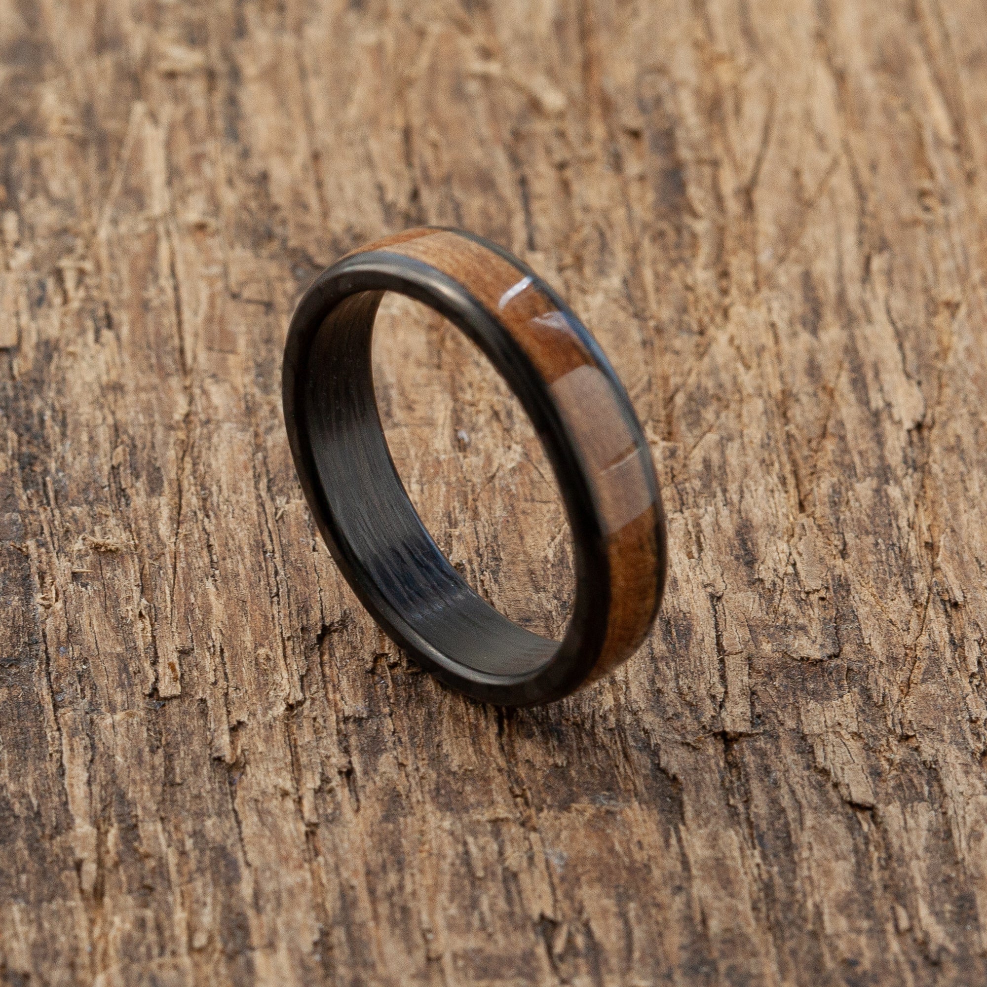 Bague en bois cintré marron carbone | Bande en bois fait main unique