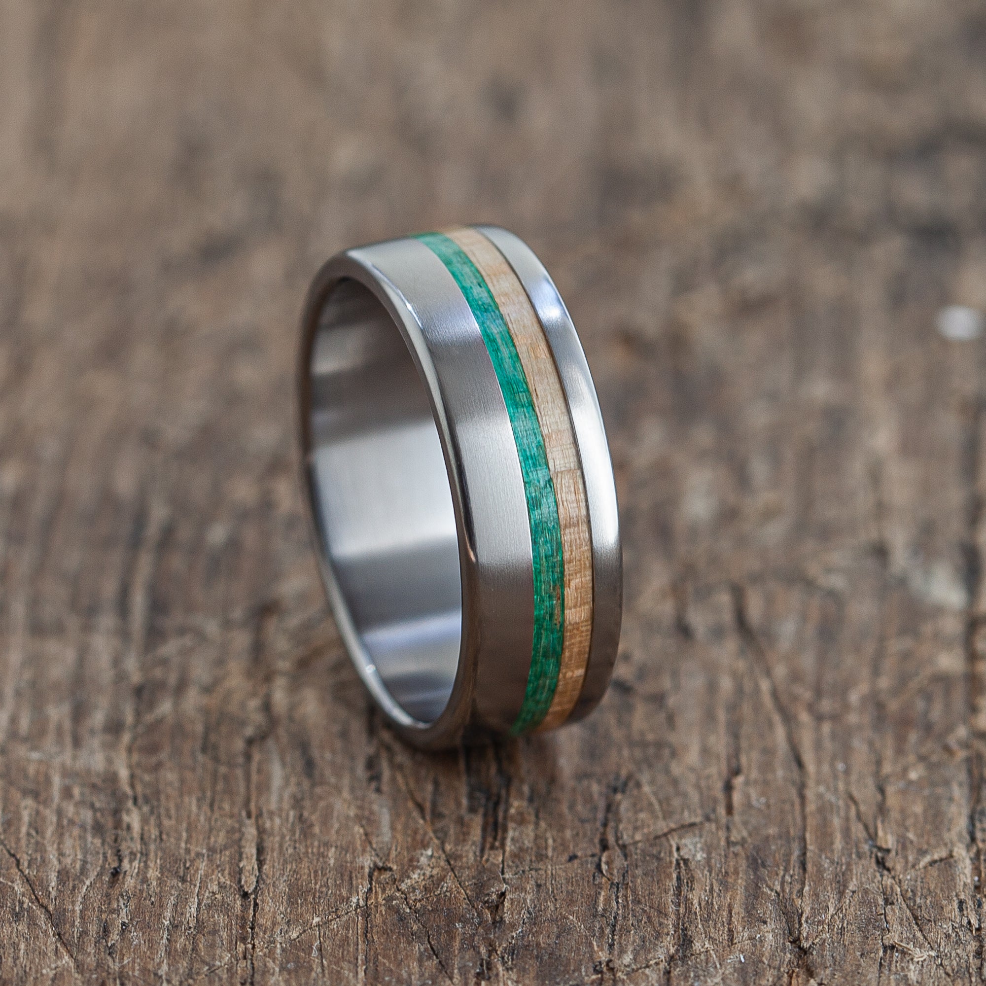 Bague turquoise en titane et bois d'érable recyclé fabriquée à la main | Étanche, Boîte Cadeau Gratuite | Largeurs personnalisées, gravure personnalisée, garantie 5 ans