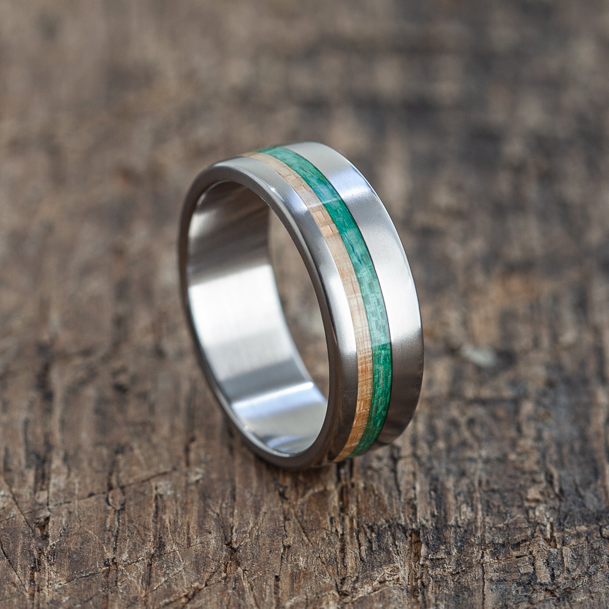 Bague turquoise en titane et bois d'érable recyclé fabriquée à la main | Étanche, Boîte Cadeau Gratuite | Largeurs personnalisées, gravure personnalisée, garantie 5 ans