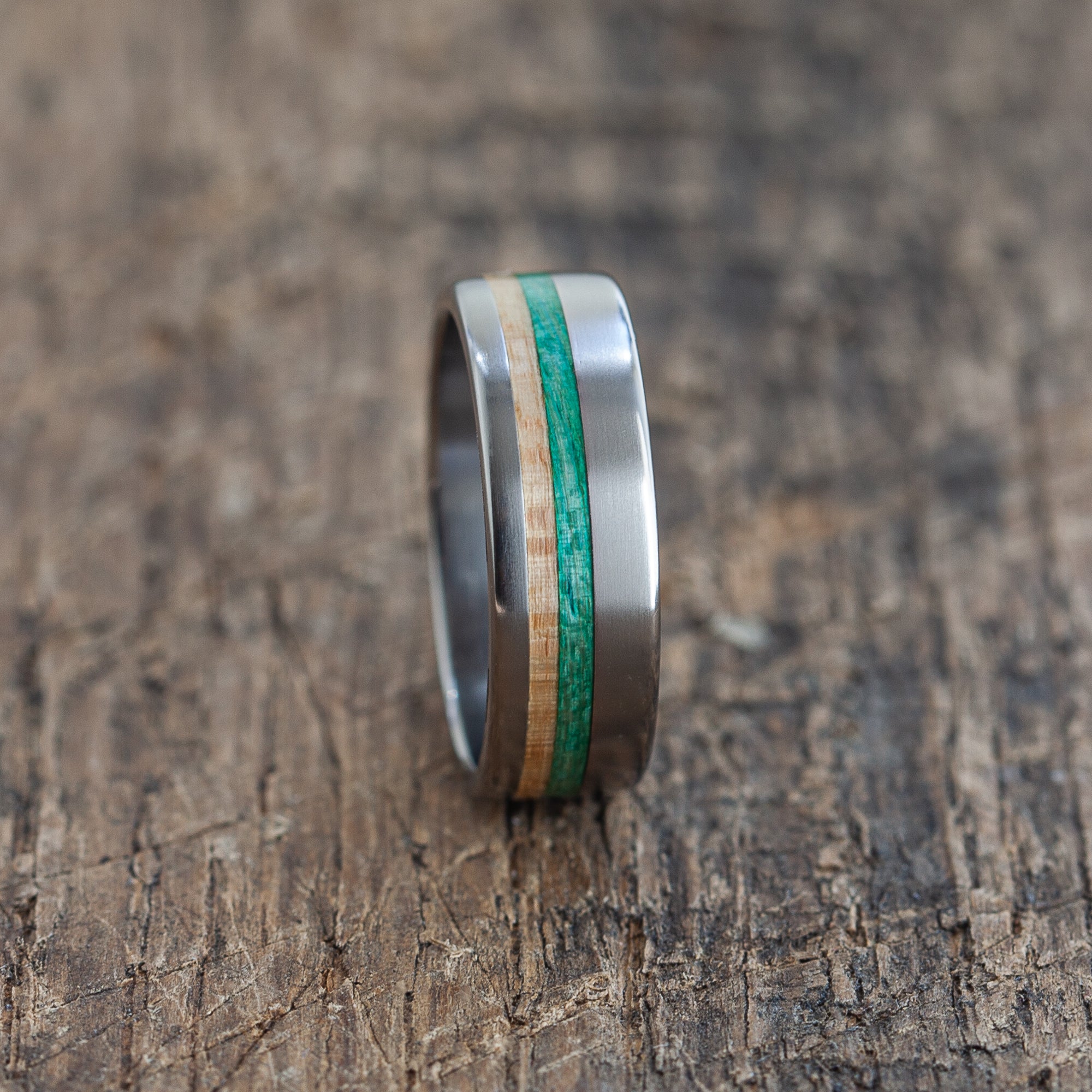 Bague turquoise en titane et bois d'érable recyclé fabriquée à la main | Étanche, Boîte Cadeau Gratuite | Largeurs personnalisées, gravure personnalisée, garantie 5 ans