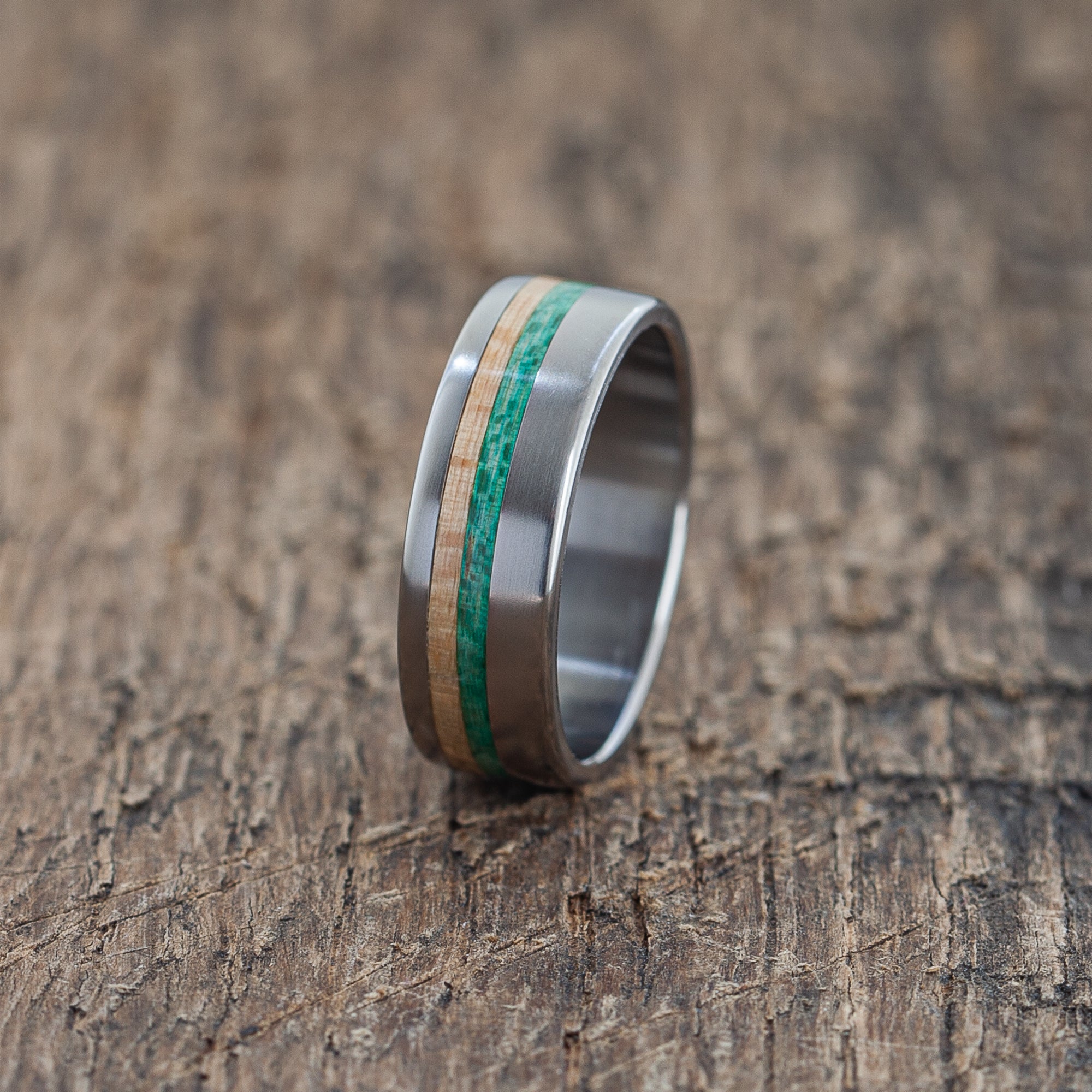 Bague turquoise en titane et bois d'érable recyclé fabriquée à la main | Étanche, Boîte Cadeau Gratuite | Largeurs personnalisées, gravure personnalisée, garantie 5 ans