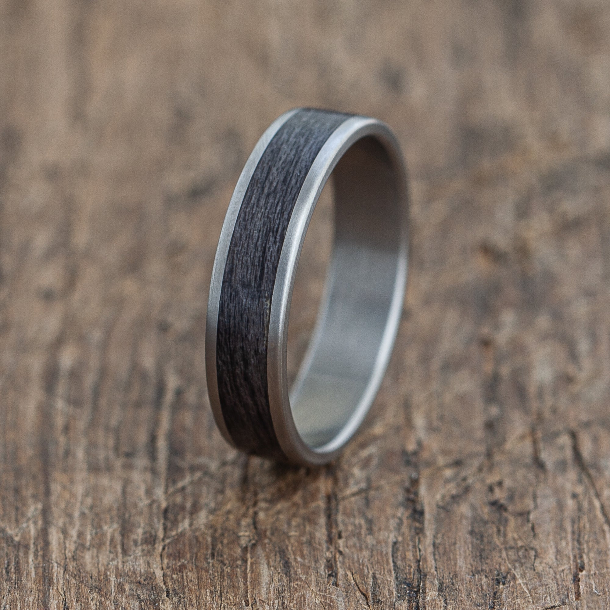 Bague en titane faite à la main avec planches à roulettes en érable recyclé noir | Gravé sur mesure | Durable, Léger, Imperméable | Boîte en bois gratuite