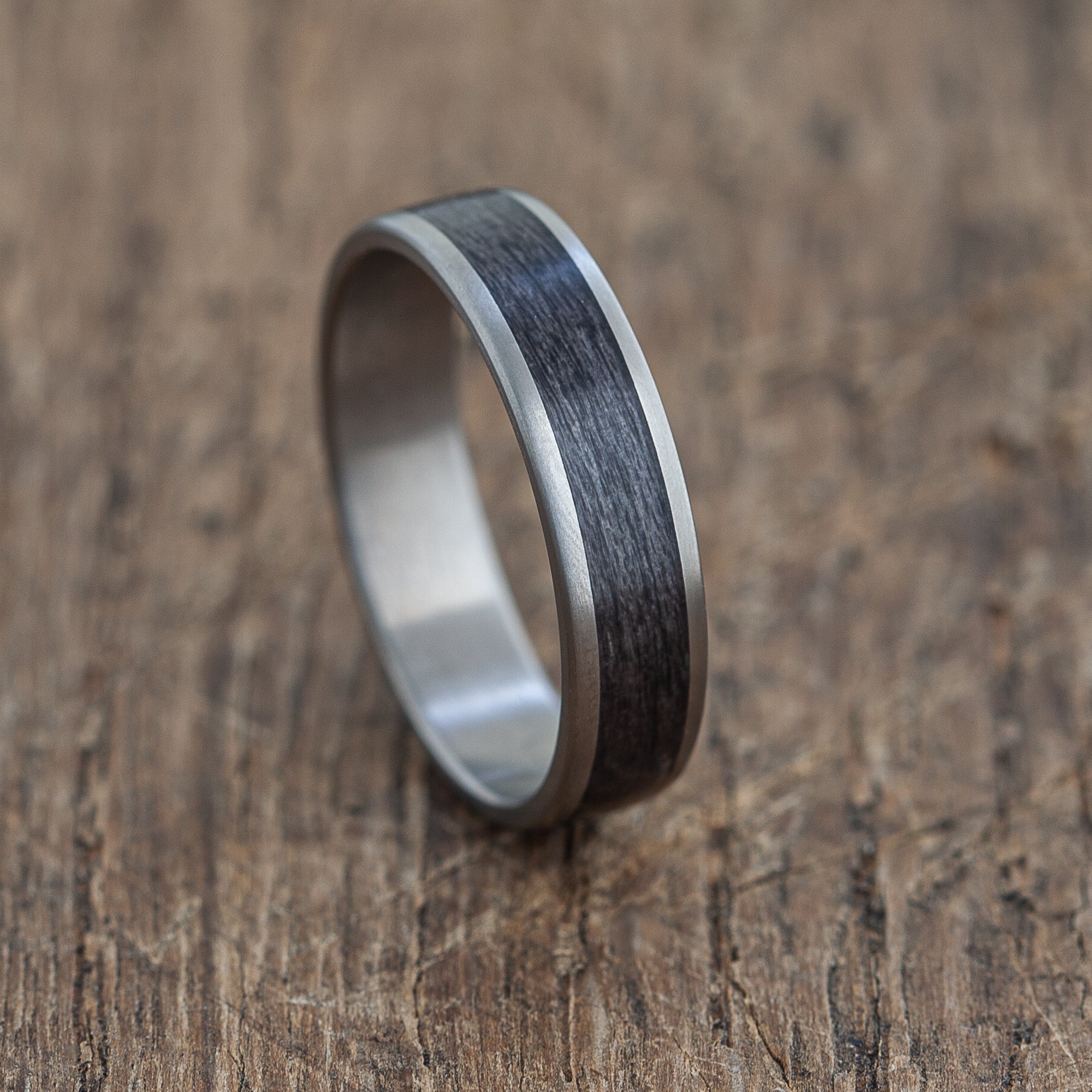 Bague en titane faite à la main avec planches à roulettes en érable recyclé noir | Gravé sur mesure | Durable, Léger, Imperméable | Boîte en bois gratuite