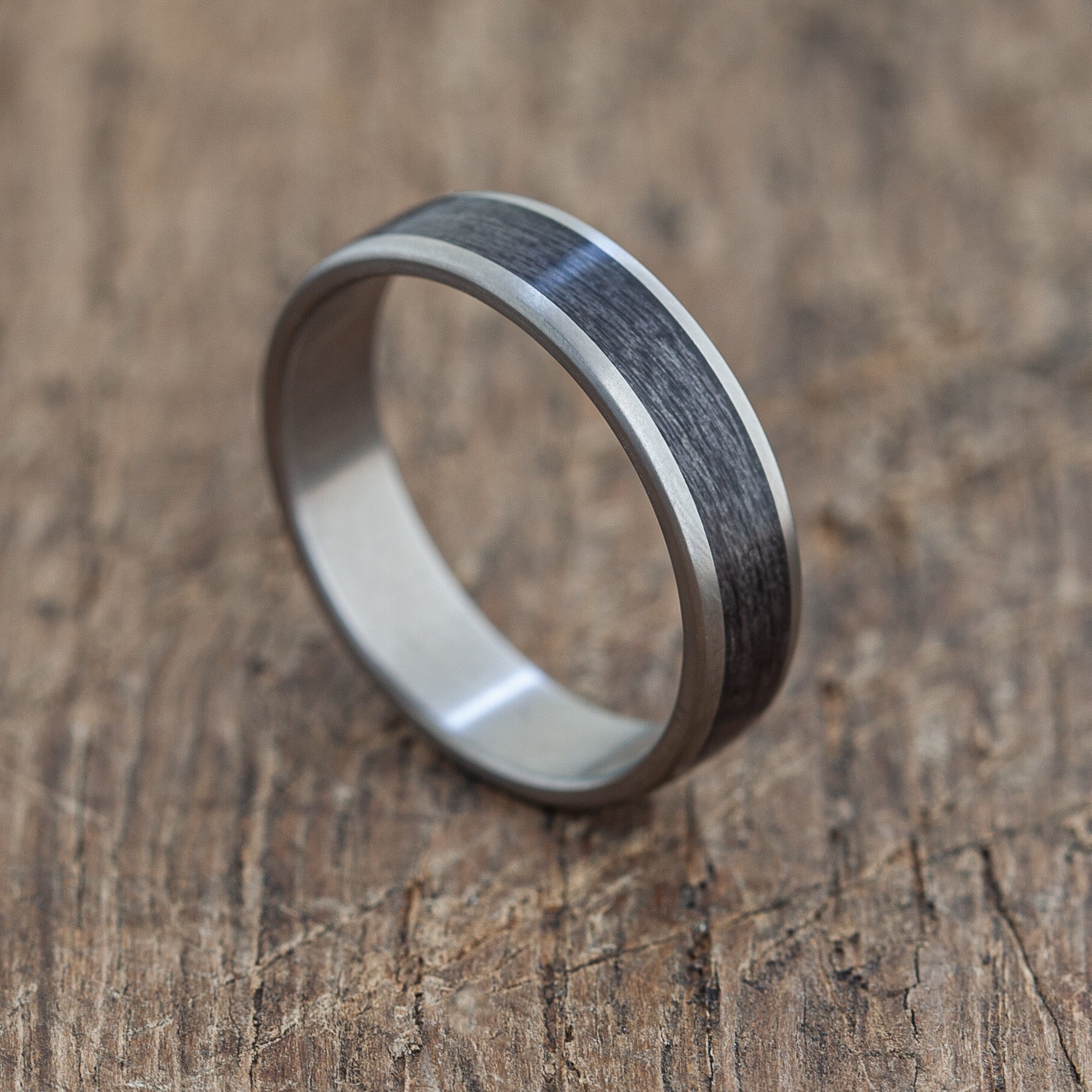 Bague en titane faite à la main avec planches à roulettes en érable recyclé noir | Gravé sur mesure | Durable, Léger, Imperméable | Boîte en bois gratuite