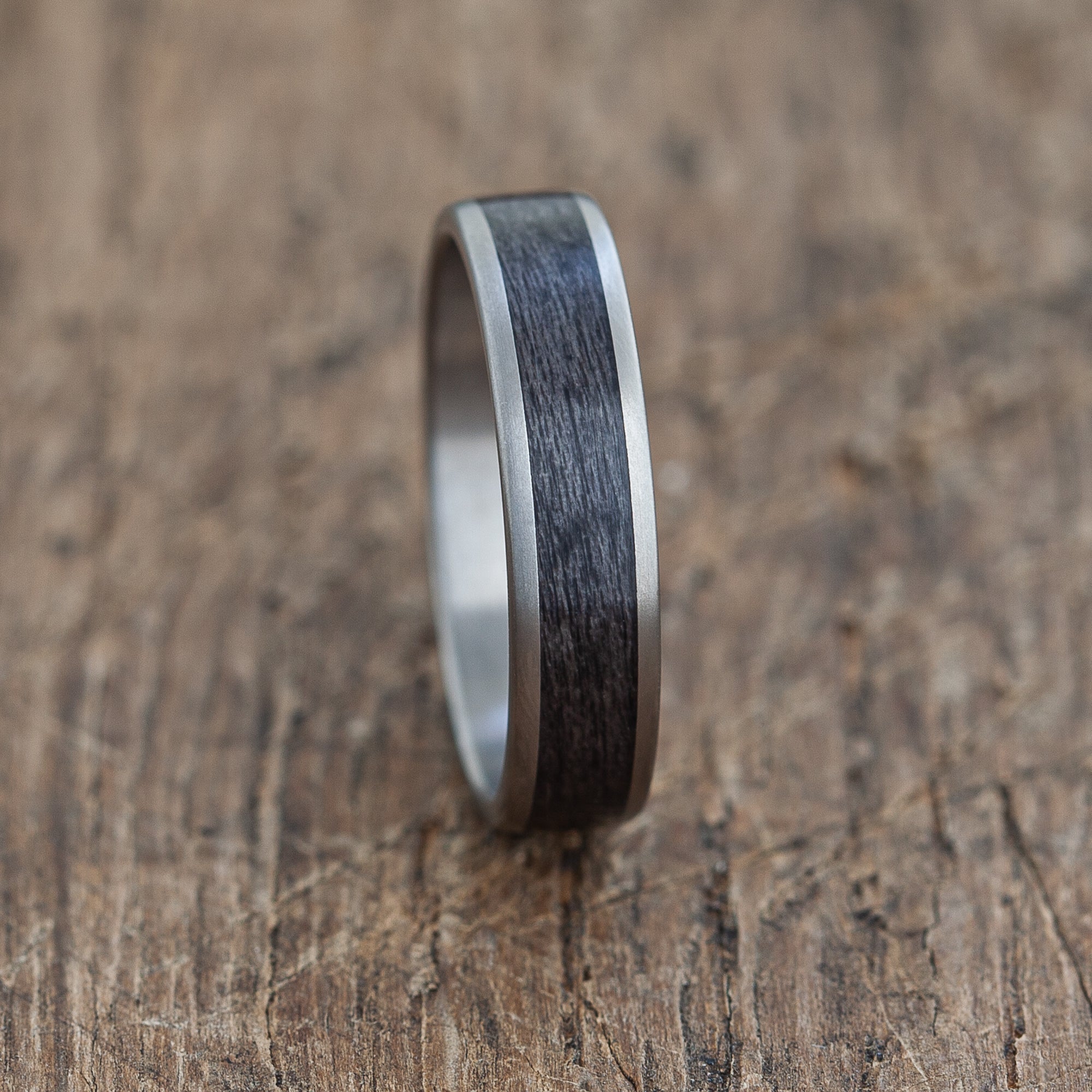 Bague en titane faite à la main avec planches à roulettes en érable recyclé noir | Gravé sur mesure | Durable, Léger, Imperméable | Boîte en bois gratuite