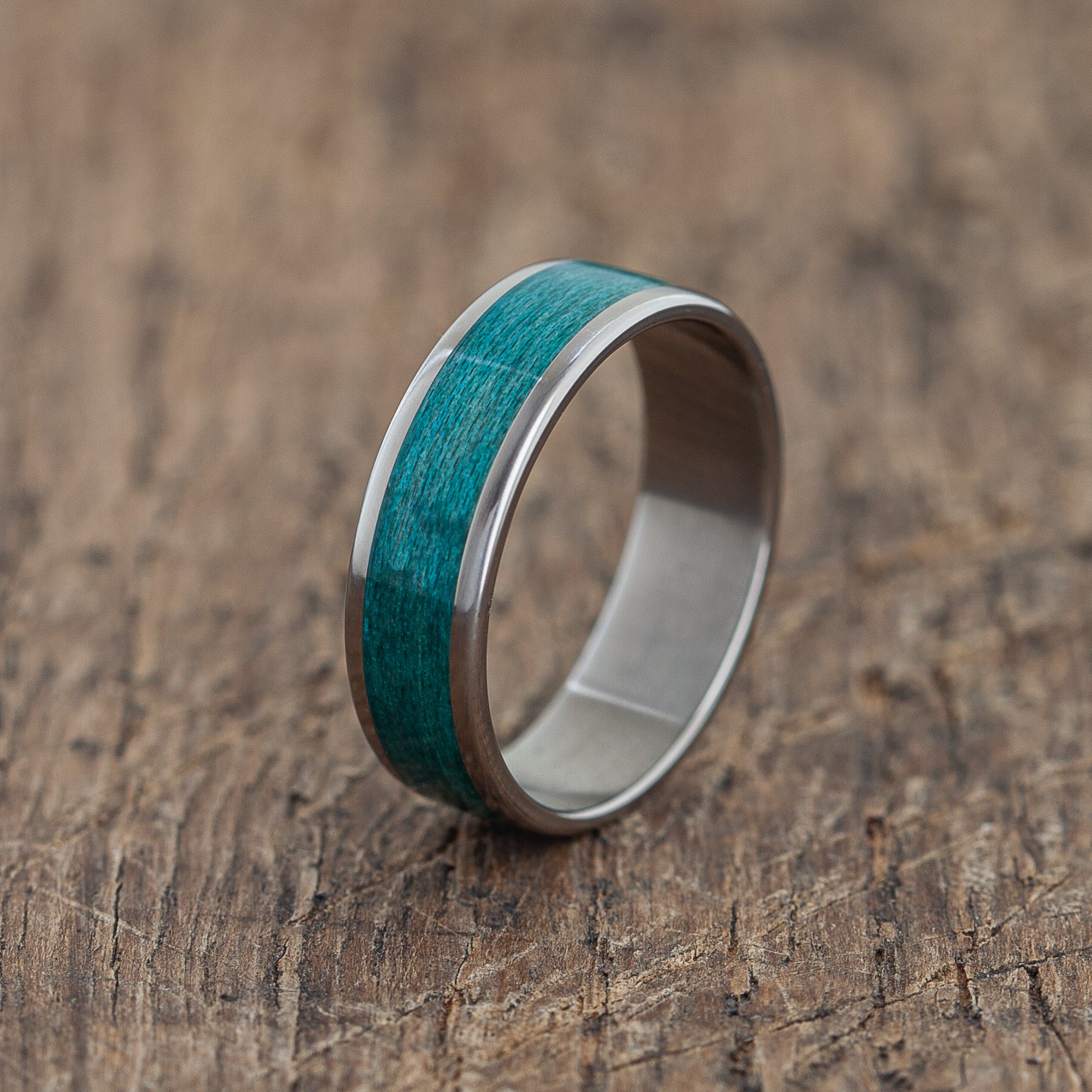 Bague en titane fabriquée à la main avec planches à roulettes en érable recyclé turquoise | Gravé sur mesure | Durable, Léger, Imperméable | Boîte en bois gratuite